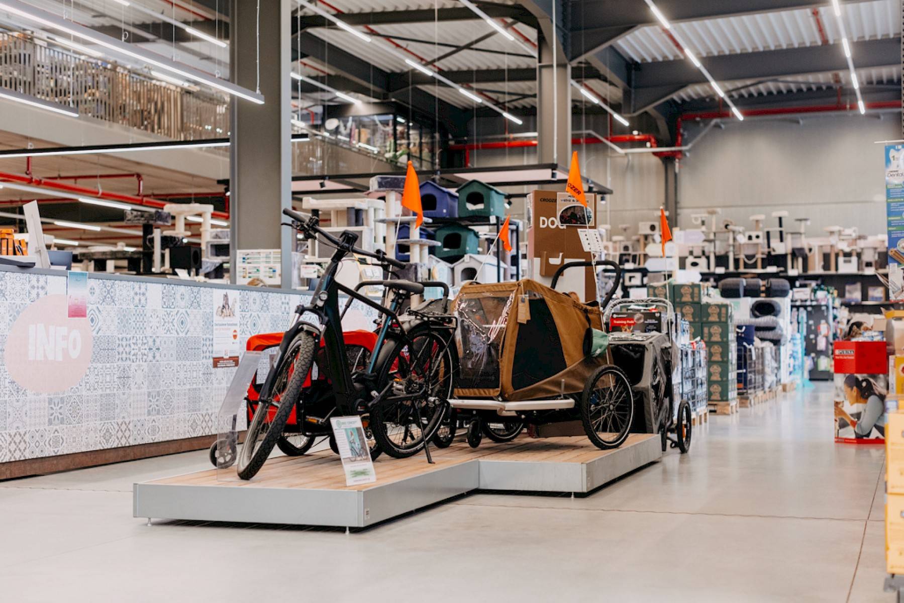 Hondenfietskar en andere accessoires in achtergrond, toonzaal Duponzoo