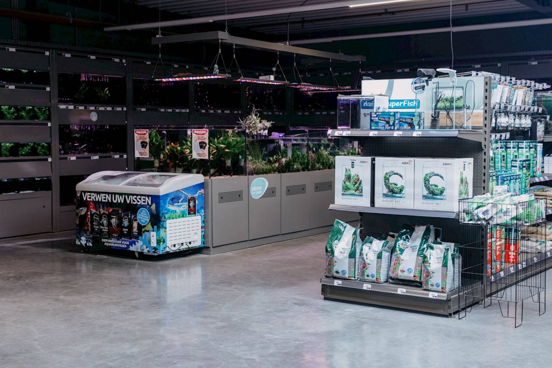Een deel van het aanbod aquariums en accessoires op de bovenverdieping in de winkel van Duponzoo in Kuurne.