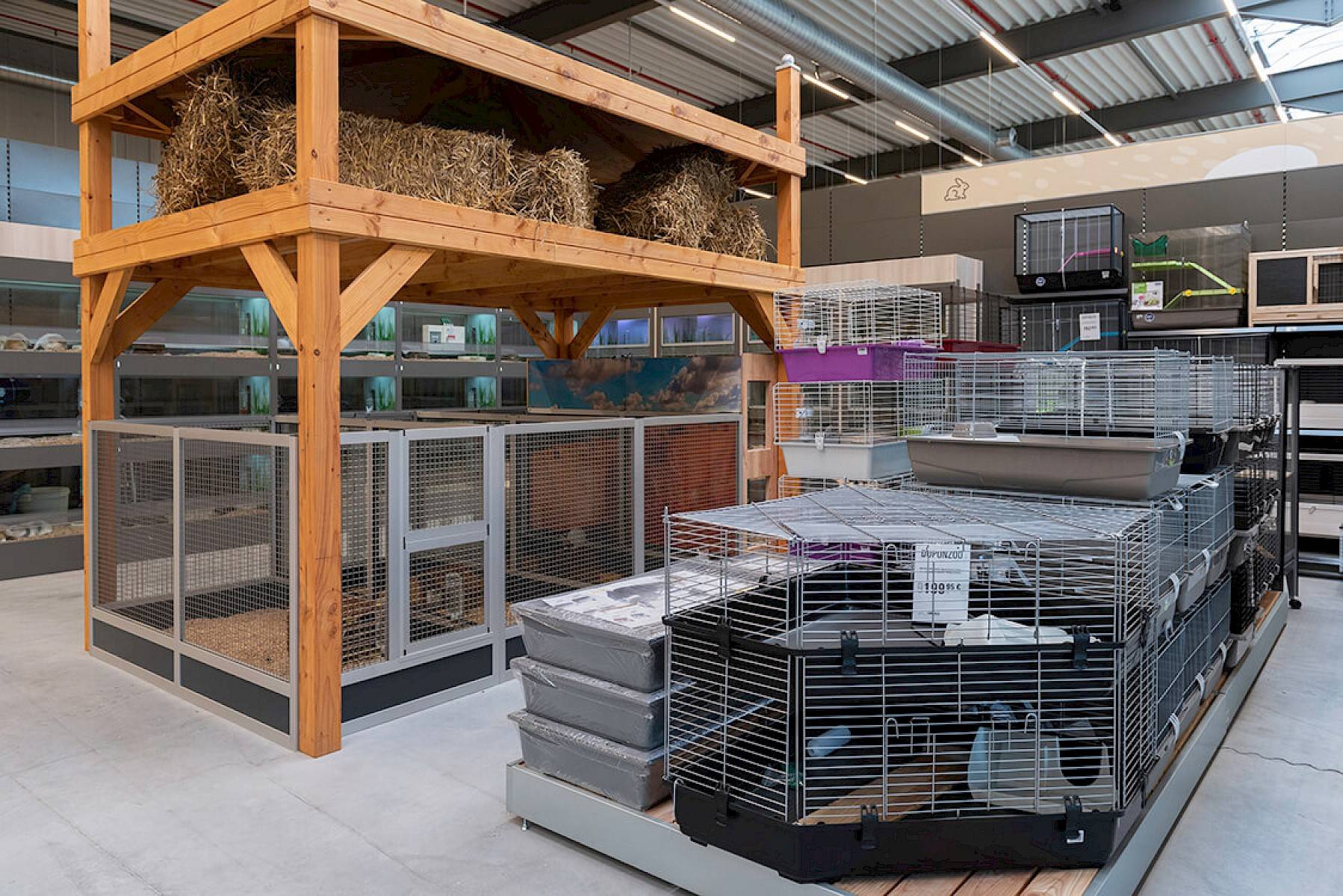 Een aantal kooien voor konijnen geëtaleerd op de knaagdierenafdeling in de winkel van Duponzoo.
