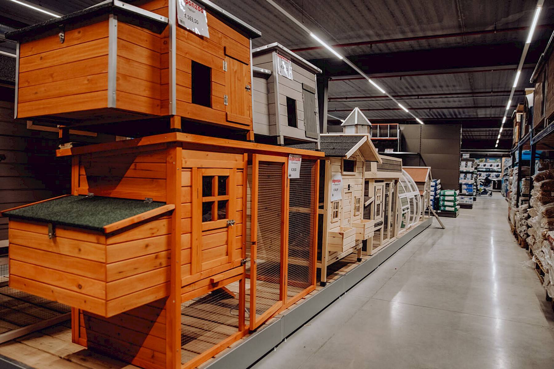 Een deel van het aanbod van hokken voor het neerhof geëtaleerd in de winkelrekken van Duponzoo.